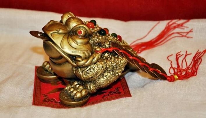Money toad as an amulet of success