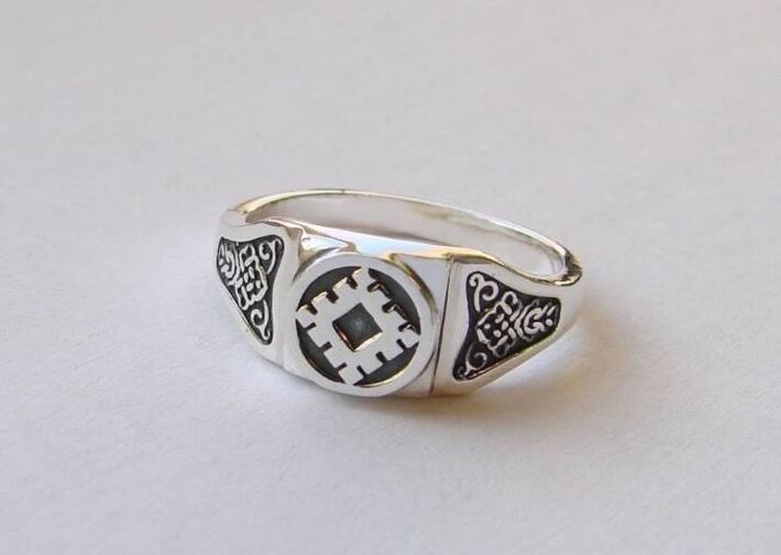 Amulet ring to attract wealth
